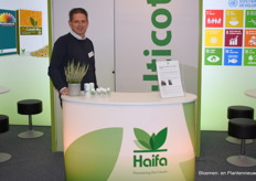 Willem Jan de Kort van Haifa stond op de beurs voor hun boomkwekerij producten, waaronder ook multicote. Dit is ook een meststof die gecoat is met hars.